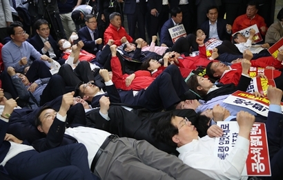 4월 임시국회 당시 자유한국당 의원들이 정무위원회 앞에서 구호를 외치는 모습. 사진=연합뉴스