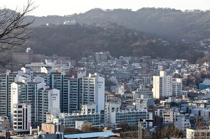 소규모 아파트단지가 밀집해 택지개발지구처럼 보이면 ‘나홀로’ 대단지보다 경쟁력이 있는 경우가 많다. 사진은 성북구 일대 아파트 모습. 사진=고성준 기자