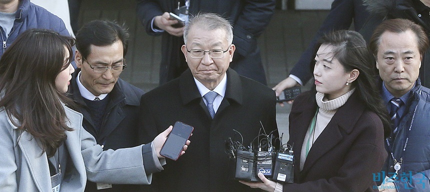 김영식 신임 청와대 법무비서관은 삼권분립을 강조하며 양승태 코트를 맹렬히 비판해왔다. 양승태 전 대법원장이 지난 1월 서울중앙지방법원에서 열린 영장실질심사를 마치고 서울구치소에서 대기하기 위해 이동하고 있다. 사진=사진공동취재단