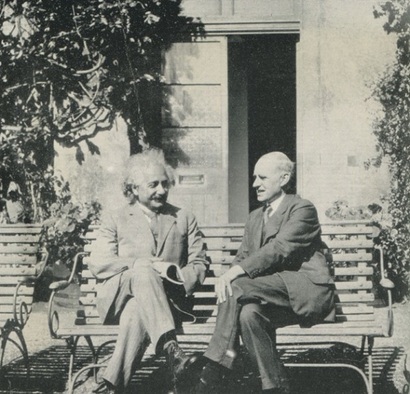 1930년 영국 케임브리지천문대 앞 벤치에 앉아 이야기를 나누고 있는 아인슈타인(왼쪽)과 에딩턴. 아인슈타인은 자신을 일약 스타로 만들어준 일등 공신 에딩턴에게 평생 고마워해야 했을 것이다. 사진=Winifred Eddington