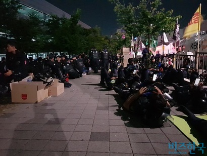 바리케이트 넘어 있는 의경들도 마찬가지였다. 방패와 보호구를 벗어 두고 앉거나 누워 31일을 대비하는 모습이었다. 사진=박현광 기자