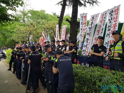 31일 오전에 진행될 현대중공업 주총을 막으려는 노조원들은 텐트와 오토바이, 플래카드와 밧줄로 일종의 ‘바리케이드’를 만들고 한마음회관 안쪽에서, 그 노조원들과 충돌을 걱정하는 의경들은 바리케이드 바깥쪽에서 대치하고 있었다. 사진=박현광 기자