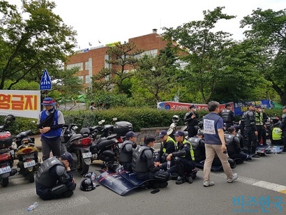 30일 현대중공업 주주총회을 하루 앞둔 울산 동구 한마음회관 주변은 쪼그려 앉아 식사하거나 널브러져 누워 휴식을 취하는 의경과 금속노조 조합원들로 가득했다. 사진=박현광 기자