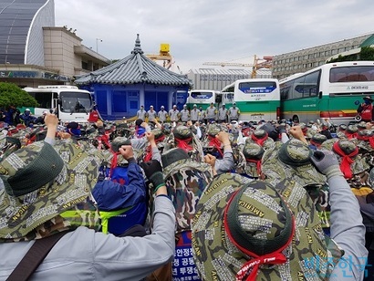 끝내 현대중공업 주주총회가 성사되면서, 한국조선해양의 ‘법인분할’이 결정됐다. 현대중공업의 대우조선해양 인수·합병이 코앞에 다가왔다.​ 주주총회를 저지하는 노동조합 조합원들이 현대중공업 정문 앞에서 농성하고 있다. 사진=박현광 기자