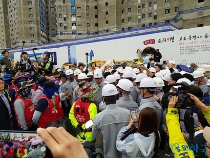 31일 오전 7시 47분 사측은 현장으로 찾아와 노조에게 농성 해제 요청을 했다. 사진=박현광 기자