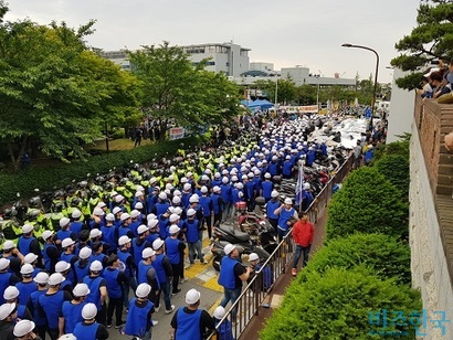 현대중공업이 고용한 용역이 한마음회관 정문에 도착하자 노동조합의 고함소리가 터졌다. 용역들은 ​파란색 조끼와 하얀 헬멧을 썼다. 사진=박현광 기자