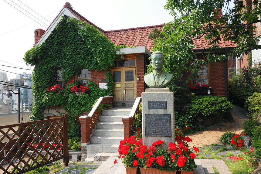 대한민국 근대문화유산으로 지정된 일명 ‘홍난파의 집’. 홍난파 상 밑에는 아동문학가 윤석중의 글이 새겨져 있다.​ 사진=구완회 제공