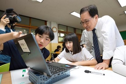 과학기술정보통신부가 기업의 정보호호최고책임자(CISO) 선임을 의무화 했다. 지난 5월 소프트웨어 수업에 참여한 유영민 과학기술정보통신부 장관. 사진=과학기술정보통신부 제공