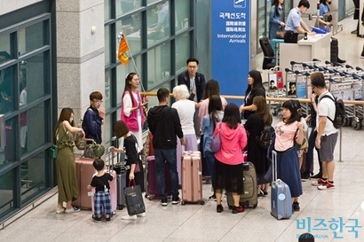 인바운드 여행의 수익이 정상적인 여행 서비스에 따른 수익이 아닌, 따이공의 면세품 구입에 대한 커미션이 되면서 인바운드는 점점 더 한국 여행사들이 손대기 어려운 구조가 됐다. 인천공항 입국장 모습으로 기사의 특정 내용과 관련없다. 사진=임준선 기자