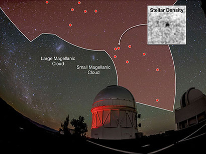 천문학자들은 우리 은하 곁을 계속 맴도는 어두운 왜소은하들을 관측하고 있다. 하지만 워낙 밀도가 낮고 밝기가 어두워서 발견하기가 쉽지 않다. 천문학자들은 지난 2015년 암흑 에너지 서베이 관측을 통해 우리 은하 주변에서 여덟 개의 왜소은하를 추가로 발견했다. 이미지=Dark Energy Survey Collaboration