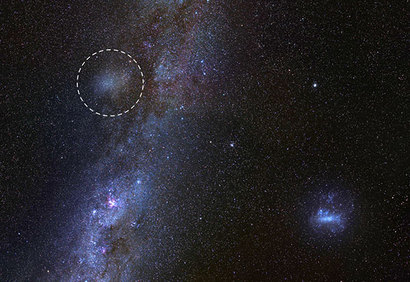 사진에서 대각선으로 가로질러 흐르는 것이 우리 은하의 은하수이며 오른쪽 아래 보이는 것은 대마젤란은하다. 새로 발견된 아주 희미한 안틀리아 2 왜소은하는 은하수의 왼쪽 점선 동그라미 안에 표시되어 있다. 사진=G. Torrealba (Academia Sinica, Taiwan), V. Belokurov (Cambridge, UK and CCA, New York, US) based on the image by ESO/S. Brunier