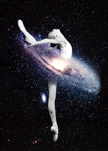우리 은하는 아름다운 모습으로 춤추고 있다. 과연 우리의 우주를 춤추게 하는 것은 무엇일까? 이미지=https://bit.ly/2KpATWX