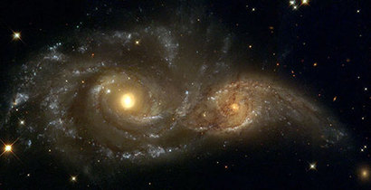허블의 초창기 기대와 달리 사실 은하는 독립적으로 혼자 진화(secular evolution)를 하는 경우보다는 다른 은하와의 다양한 상호작용을 통해 진화하는 경우가 더 많다. 특히 주로 나선 은하들이 충돌하고 병합하면서 타원 은하로 형태가 진화하는 경우를 많이 볼 수 있다. 이미지=Debra Meloy Elmegreen(Vassar College) et al., & the Hubble Heritage Team(AURA/STScI/NASA)