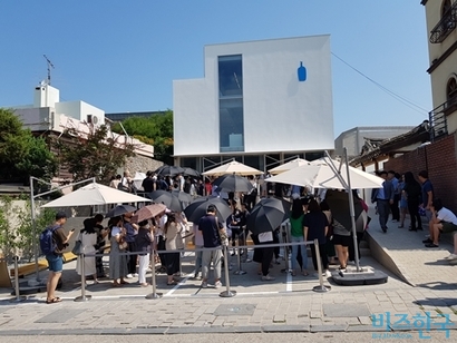 블루보틀이 5일 서울 종로구 삼청동 경복궁 인근에 우리나라 두 번째 매장을 열었다.  개점 시간인 오전 10시까지 매장 앞에 80여 명이 줄을 섰다. 사진=차형조 기자