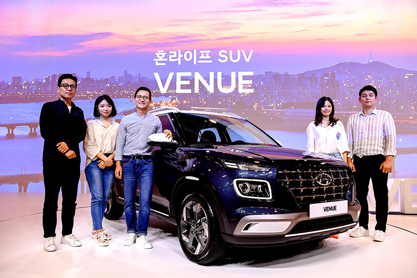 베뉴는 기존 현대차 SUV 라인업과는 다른 행보를 택했다. 사진은 프레젠테이션에 참여한 현대차 직원들(맨 왼쪽은 박지호 ‘아레나’ 편집장). 사진=현대자동차​