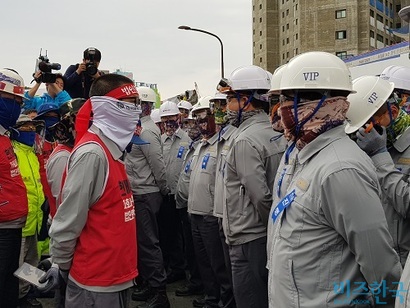 현대중공업 주주총회 당일인 5월 31일 울산 동구 한마음회관 앞에서 사측과 노조측이 대립하고 있다. 사진=박현광 기자