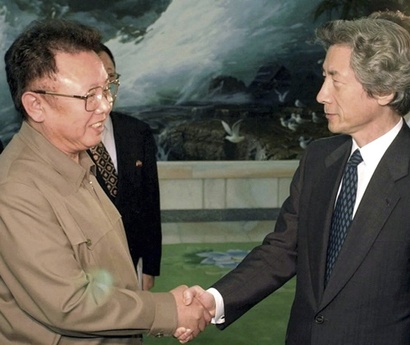 2002년 9월 17일 김정일 북한 국방위원장과 고이즈미 준이치로 일본 총리가 정상회담을 앞두고 악수하고 있다. 사진=연합뉴스