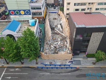 ‘신사역 철거 건물 붕괴 사고’ 현장의 건축폐기물이 사건 발생 보름이 지난 현재까지 수습되지 않고 있다. 사진=차형조 기자​