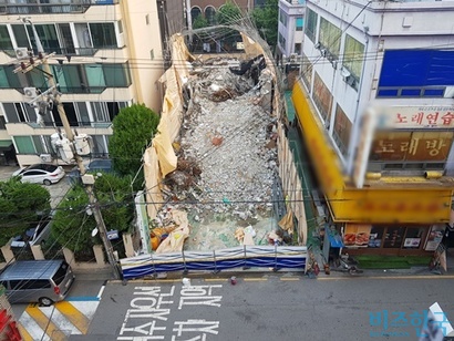 붕괴한 건물 주위로는 건축물 네 동이 맞닿아 있다. 사고일부터 현재까지 모두 사람이 거주하거나 영업을 이어온 곳이다. 사진=차형조 기자​