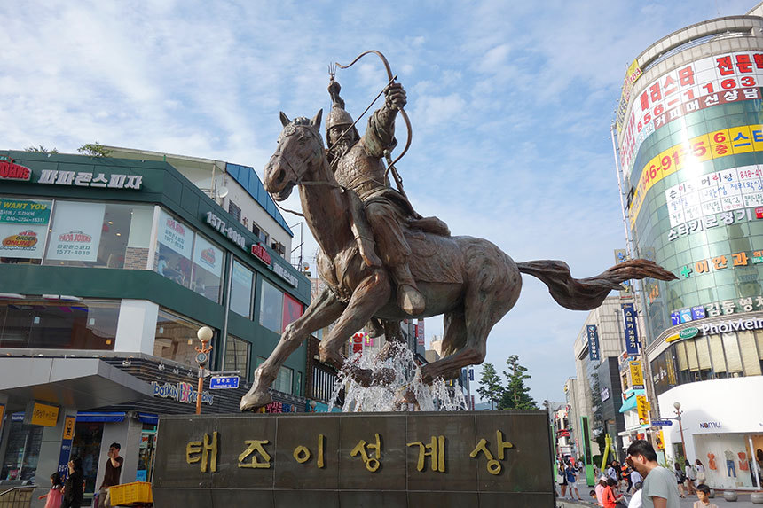 의정부역 맞은편 행복로 광장에 있는 ‘태조 이성계상’. 의정부를 대표할 만한 상징이다. 사진=구완회 제공