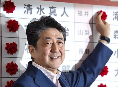 일본 정부가 경제 피해를 감수하면서까지 한국에 초강수를 두는 진짜 이유에 대한 분석이 분분하다. 지난 21일 총선 직후 당선자들의 이름에 빨간 장미 마크를 붙이는 아베 총리. 사진=EPA/연합뉴스