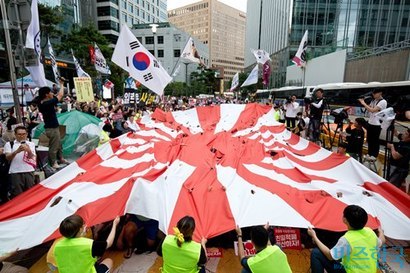 한국을 압박함으로써 일본이 얻을 수 있는 것은 국제사회에서의 입지 강화다. 지난 20일 오후 서울 종로구 옛 일본대사관 앞에서 열린 일본의 경제보복과 아베 신조 일본 총리를 규탄하는 촛불집회가 끝난 뒤 참석자들이 대형 욱일기를 찢는 퍼포먼스를 하고 있다. 사진=임준선 기자