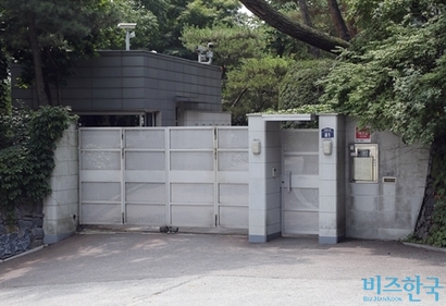 코오롱 이웅열 전 회장이 2001년 4월부터 거주하는 성북동 단독주택.  사진=박정훈 기자