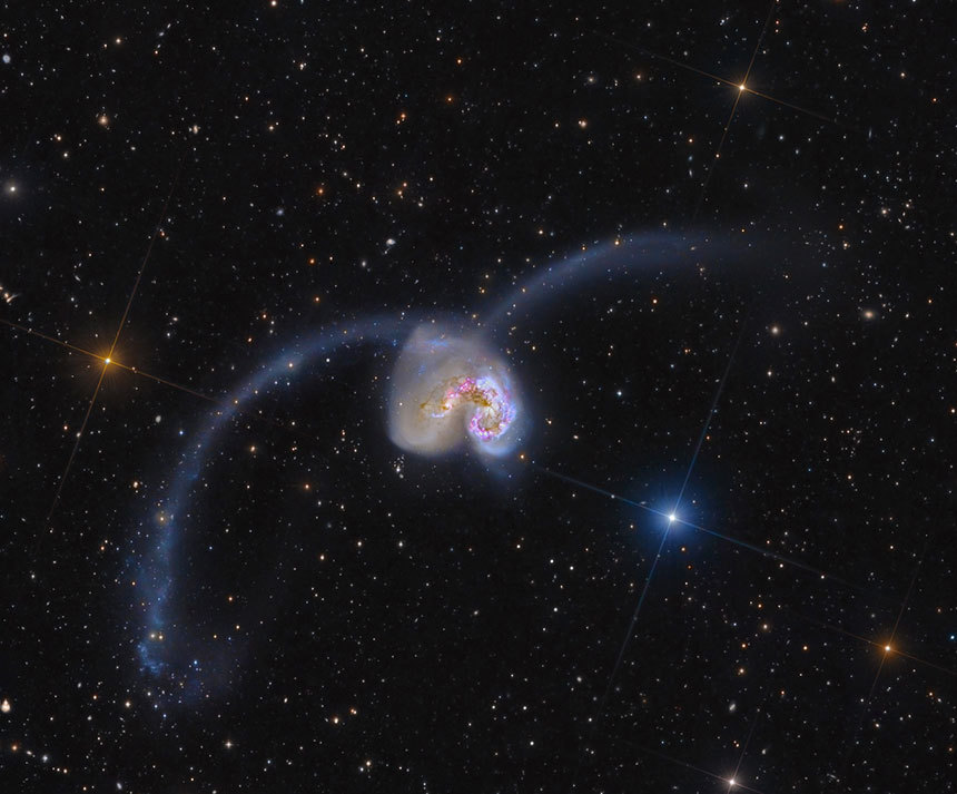 지구에서 약 6000만 광년 떨어진 곳에서 두 나선 은하 NGC 4039와 NGC 4038이 서로 중력에 이끌려 충돌하면서 거대한 하트 형상을 그려냈다. 충돌의 결과로 뒤로 길게 별 먼지 꼬리가 남기 때문에 기다란 더듬이 은하(Antenna Galaxy)라는 별명으로도 불린다. 연인과 사랑을 약속하며 커플 반지를 만들 때 수십억 년이 넘는 긴 세월 동안 사랑을 나누는 이런 은하 커플을 롤 모델로 삼아 이들의 일련번호를 반지에 새겨보는 것을 추천한다. 이미지=Subaru, NAOJ, NASA/ESA/Hubble, R.W. Olsen-Processing: Federico Pelliccia and Rolf Wahl Olsen
