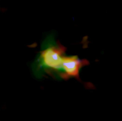 ALMA 전파 망원경 어레이로 새롭게 관측한 고대의 은하 커플 B14-65666의 모습. 두 개의 덩어리로 구분되는 형체를 뚜렷하게 볼 수 있다. 우주 먼지는 붉은색, 산소 원자에서 나오는 빛은 녹색, 탄소 원자에서 나오는 빛은 푸른색, 별빛은 하얀색으로 표현되어 있다. 사진=ALMA(ESO/NAOJ/NRAO), NASA/ESA Hubble Space Telescope, Hashimoto et al.