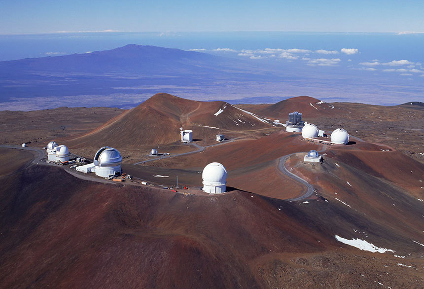 마우나케아 관측소의 전경. 현재 하와이 마우나케아에는 영국, 캐나다 등에서 운용하는 제미니 노스 망원경(Gemini North Telescope)과 한중일 등이 관리하는 제임스 클러크 멕스웰 망원경(JCMT, James Clerk Maxwell Telescope), 일본의 지름 8.2미터짜리 스바루 망원경(Subaru Telescope), 세계에서 가장 큰 쌍둥이 켁 망원경(Keck I & II Telescope) 등 11개국에서 관리하는 총 13개의 대형 망원경이 설치되어 있다. 사진=Maunakea Summit