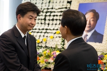 2015년 11월 고 김영삼 전 대통령의 빈소를 찾아 김현철 국민대 특임교수를 위로하는 고 노무현 전 대통령의 아들 노건호 씨.  사진=사진공동취재단