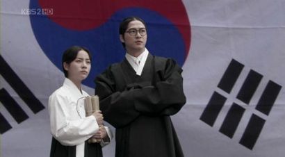 여경을 좋아하게 되면서, 완은 그동안 눌러왔던 지식인으로서의 양심을 되찾는다. 그녀를 향한 사랑이 조국을 향한 사랑이 되는, 사랑의 바람직한 사례라고 볼 수 있겠다. 사진=드라마 캡처