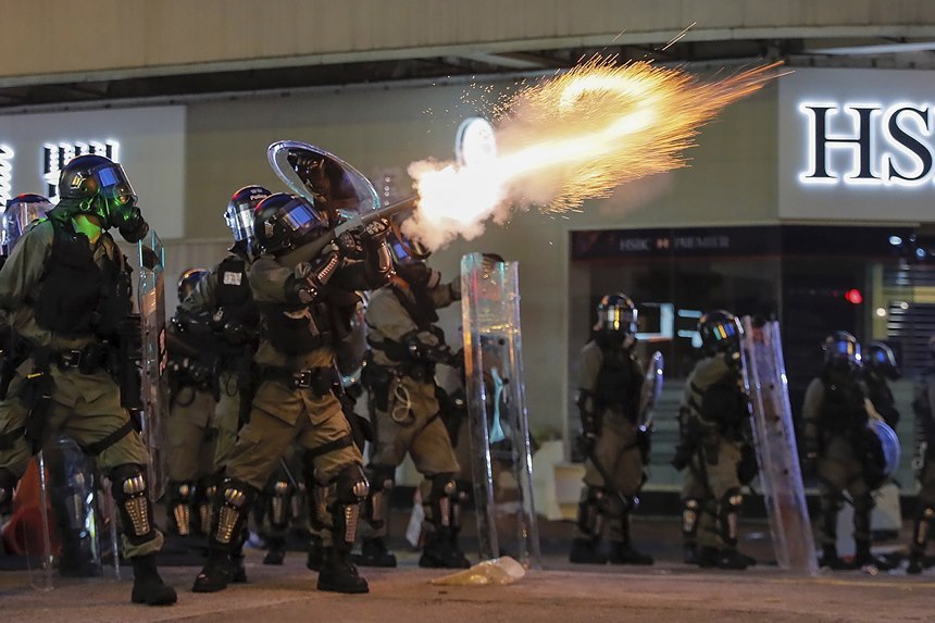 세계적 금융 중심지인 홍콩에 최루탄 연기가 퍼지자 자칫 국제 금융시장 위기로 번질 수 있다는 경고도 잇따르고 있다. 지난 11일 시위대에 최루탄을 발사하는 홍콩 경찰 모습. 사진=AP/연합뉴스