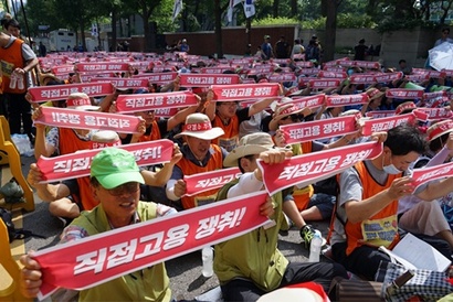 지난 22일 국립대병원 비정규직 노동자들은 청와대 앞에서 총파업대회를 열고 무기한파업에 돌입했다. 국립대병원과 비정규직 노동자 측의 교착상태는 한동안 이어질 것으로 보인다. 사진=보건의료노조 홈페이지