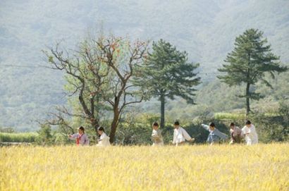 ‘토지’​의 배경인 경남 하동군 악양면 평사리. 서희는 조준구와 일제에 빼앗긴 자신의 땅을 되찾고자 용정에서 사업에 매진하며 큰 부자가 되어 결국 평사리로 돌아온다. 땅의 실질적 주인은 최서희지만 시대와 맞물려 평사리는 용이네를 비롯 많은 이들이 그리는 내 고향, 내 땅으로 그려진다. 사진=SBS 홈페이지