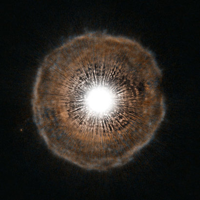허블 우주 망원경으로 관측한 기린자리 U 별, U Cam의 모습. 핵융합 연료를 거의 소진해가면서 바깥으로 뱉어낸 가스 먼지 물질로 별이 에워싸여 있다. 이번에 연구된 T UMi도 이와 비슷한 모습으로 진화 마지막 단계로 다다르고 있다. 사진=ESA/Hubble, NASA and H. Olofsson (Onsala Space Observatory)