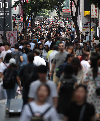 현재 한국의 인구는 5200만 명에서 2067년 3900만 명으로 줄어들 전망이다. 사진은 서울 명동 거리의 모습. 사진=연합뉴스​