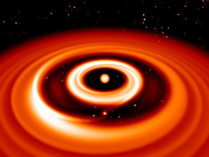 먼지 원반에서 발생한 미세한 중력적 불안정에 의해 가스 행성이 빚어지는 시뮬레이션. 원반의 중심에는 갓 태어난 어린 태양이 있고, 그 주변 원반 사이 틈 사이에 반죽되고 있는 작은 덩어리가 갓 형성된 가스 행성이다. 이미지=Frédéric Masset