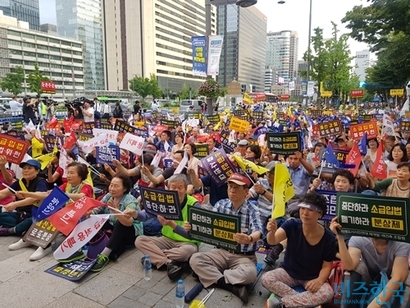 10월 민간택지 분양가상한제 확대 시행을 앞두고 수도권 재개발·재건축조합들이 9일 저녁 서울 세종문화회관 소공원에서 소급적용에 반대하는 대규모 집회를 열었다. 사진=차형조 기자