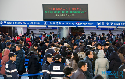 12일 추석 연휴가 시작됐다. 올해도 많은 귀성객들로 귀성전쟁을 벌일 것으로 예상된다. 지난 설 연휴 서울역 매표소 앞에서 시민들이 승차권을 구입하기 위해 길게 줄을 서 있는 모습. 사진=최준필 기자