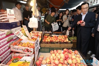 이해찬 더불어민주당 대표가 지난 9일 오전 추석 물가 점검을 위해 서울 마포구 공덕시장을 방문, 한 과일 가게를 둘러보고 있다. 사진=박은숙 기자