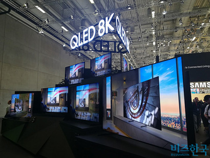삼성 전시관 초입에 설치된 QLED 8K TV. IFA2019의 주요 화두는 8K TV 전쟁이라 해도 과언이 아닐 정도였다. 사진=박진영 제공