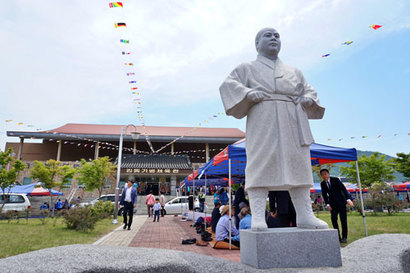 거금도 출신의 전설적인 프로레슬러 ‘박치기왕’ 김일을 기념하는 ‘김일기념체육관’ 앞에서 김일 동상이 서 있다. 사진=구완회 제공
