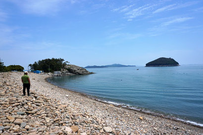 거금도에선 ‘공룡알’이라고 부르는 몽돌이 융단처럼 깔린 오천몽돌해변. 사진=구완회 제공