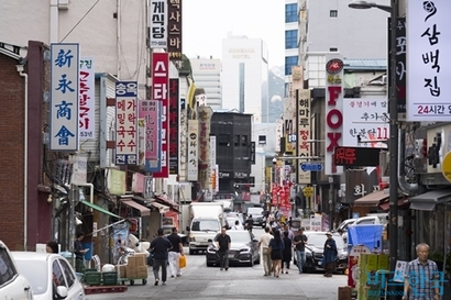 북창동은 사방으로 뻗은 골목의 끝자락이 시청과 남대문, 명동과 닿아 있다. 시청역 인근 직장인들의 한 끼 식사와 술을 손쉽게 해결해준다. 사진=이송이 기자