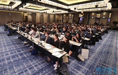 17일 서울 광화문 포시즌스호텔에서 열린 ‘​브랜드비즈 컨퍼런스 2019’​에서 청중이 강연장을 가득 메운 채 집중해서 듣고 있다. 사진=박정훈 기자