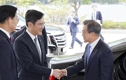 문재인 대통령이 10일 오전 충남 아산시 삼성디스플레이 아산공장에서 열린 삼성디스플레이 신규 투자 및 상생협력 협약식에 도착, 이재용 부회장과 인사하고 있다. 사진=청와대 제공​