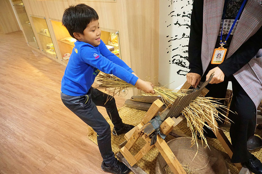 이천 쌀문화전시관에서는 옛날 농기구도 전시하는데, 실제로 홀태로 벼를 탈곡하고 절구로 도정하고 키를 사용해 쌀겨를 날리고 알곡만 남기는 체험도 할 수 있다. 사진=구완회 제공