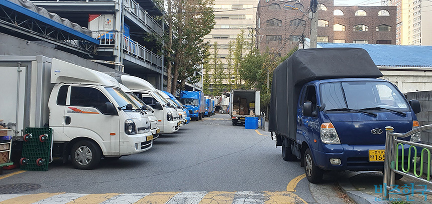 상하차 시설 내부에 주차하지 못한 택배 기사들은 도로에 불법 주차한 뒤 끌개를 이용해 건물 안에서 물건을 가져와 화물차에 실었다. 사진=김보현 기자