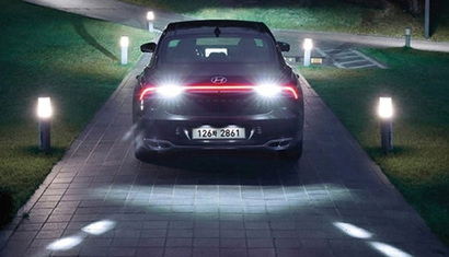 후진 시 LED 가이드 조명을 후방 노면에 비춰 보행자와 주변 차들에게 후진 의도를 전달하는 ‘후진 가이드 램프’. 사진=현대자동차